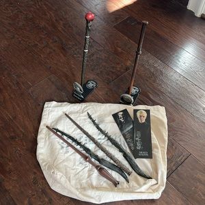 HARRY POTTER tote bag, 6 wands, 2 bookmarks and 2 wand stands.